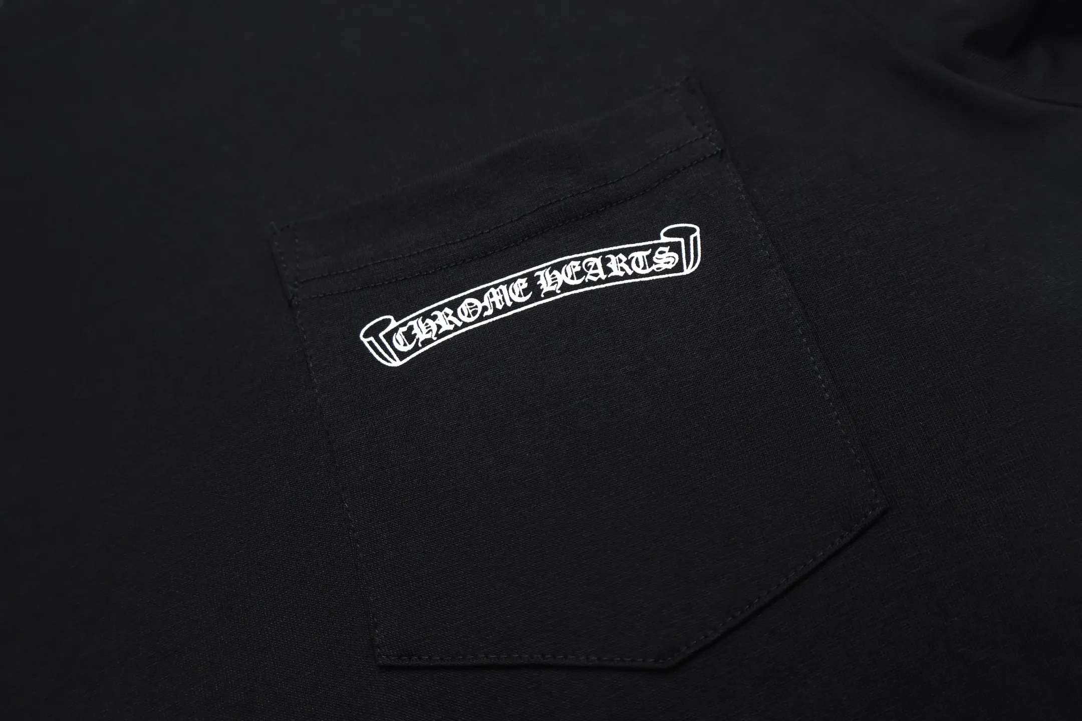 🅿️360 [Exclusive supply] CH Crow Heart Pocket Scroll Long Sleeve T-shirt. The fabric is lightly brushed cotton 180g. The upper body is super skin-friendly and soft. The original main label wash mark, silver thread anti-counterfeiting laser, purchased the original version for development. 1:1 restoration, glue printing is consistent with the original version. They are all black and cyan (green light), not the ordinary black fake version in the market. The collar thread is also dyed in the same vat. Size:S-M-L